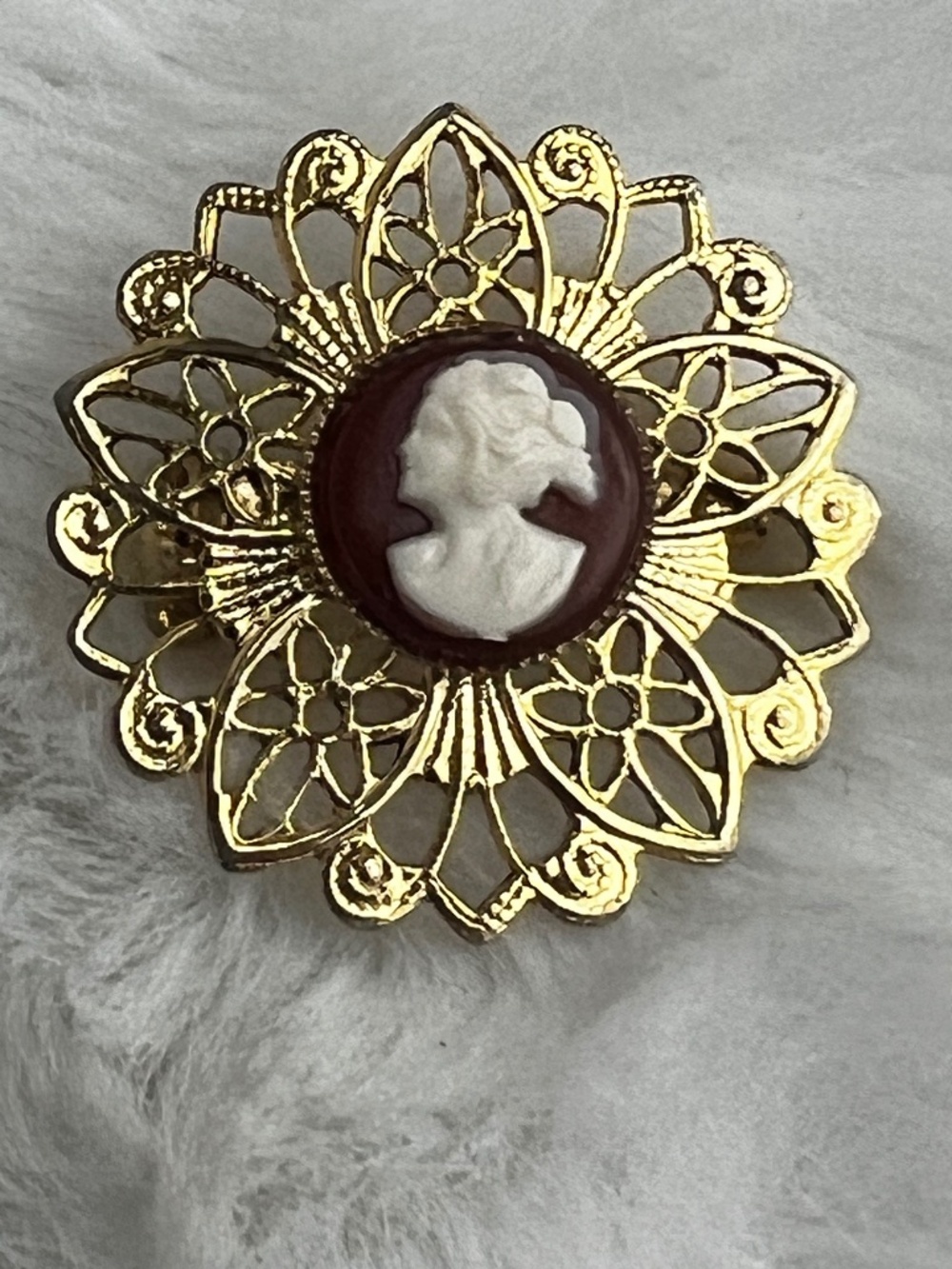 Vintage Gold Tone Cameo Brooch